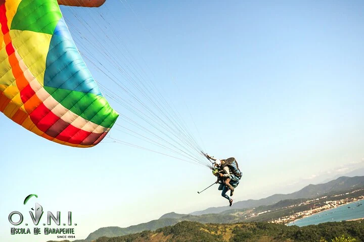 Tandem-Gleitschirmflug über der Küste von Florianópolis