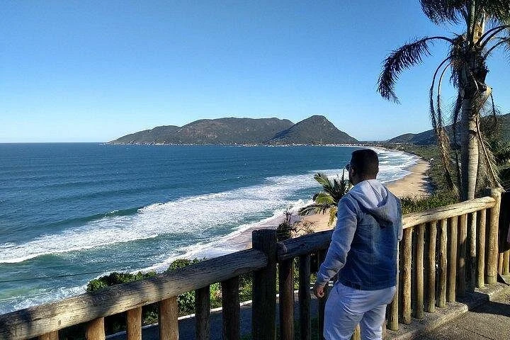 Holzaussichtspunkt über einem Strand im Süden der Insel Florianópolis