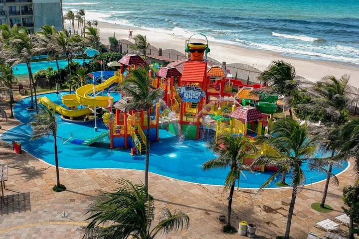 Toboggans aquatiques et piscines près de la côte — Beach Park