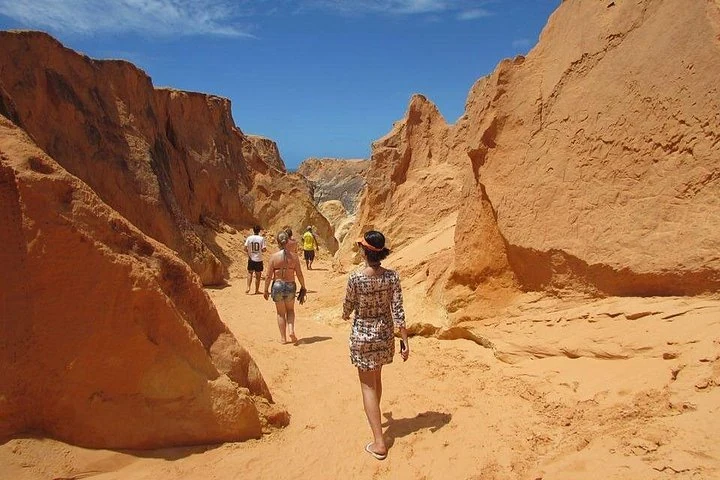 Sentier entre des falaises de sable coloré — Morro Branco