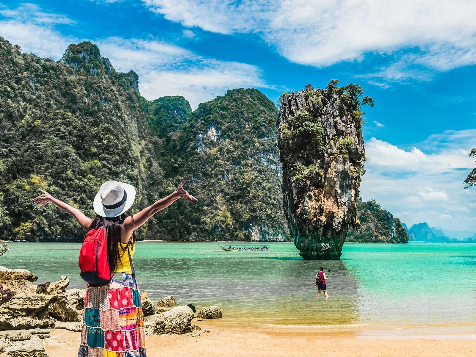 Una visitante frente al peñón de Ko Tapu y el agua verde de Phang Nga.