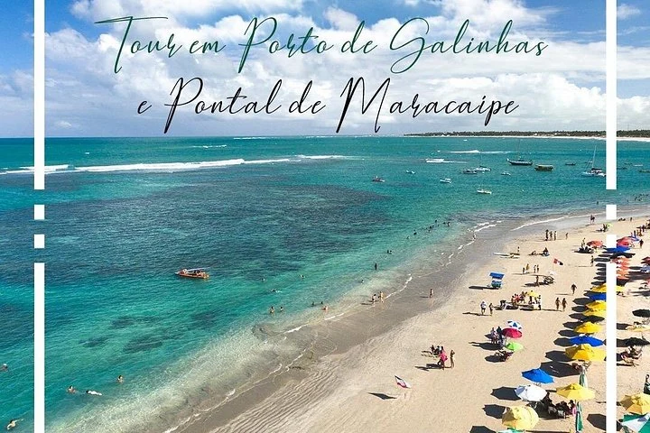 Plage de Porto de Galinhas avec baigneurs, bateaux et parasols