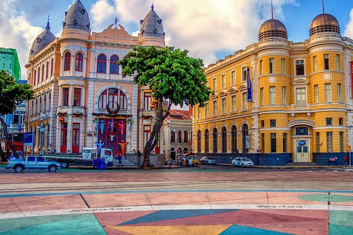 Rundes Pflaster und historische Gebäude an der Praça do Marco Zero in Recife