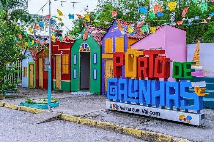 Panneau de Porto de Galinhas près de façades colorées