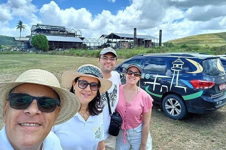 Visiteurs et véhicule devant les bâtiments d'Usina de Arte