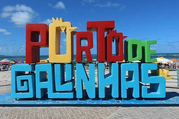 Panneau multicolore de Porto de Galinhas devant la plage