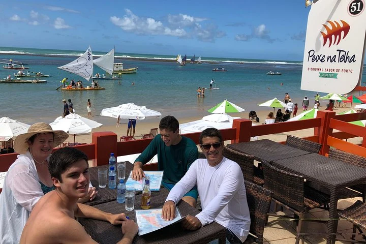 Gäste im Peixe na Telha mit Blick auf den Strand von Porto de Galinhas