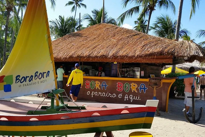 Strandbar Bora Bora mit Tresen und Palmen an der Praia dos Carneiros