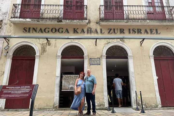 Fassade und Eingang der Synagoge Kahal Zur Israel in Recife