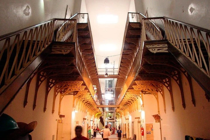 Galerie intérieure avec passerelles en fer à Casa da Cultura de Pernambuco