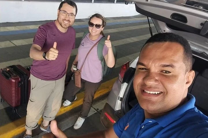 Passagers avec leurs bagages près d'une voiture à l'aéroport de Recife