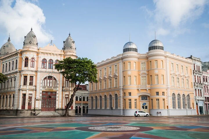 Bâtiments historiques et pavement décoré de Praça da República à Recife