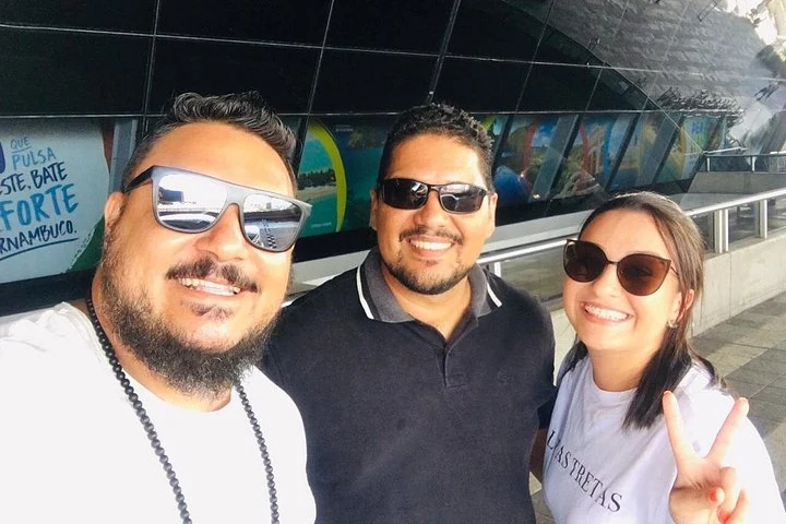 Chauffeur et passagers devant l'aéroport de Recife