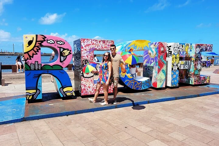 Panneau multicolore RECIFE sur le front de mer de Marco Zero