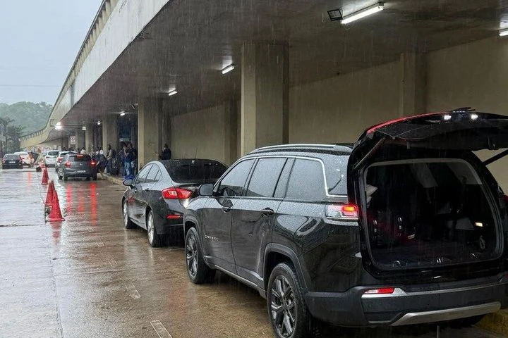 Voitures sous la pluie dans la zone de prise en charge de l'aéroport de Recife