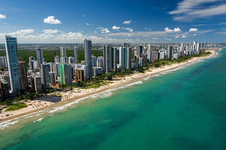 Vue aérienne de la plage et des immeubles de Boa Viagem à Recife