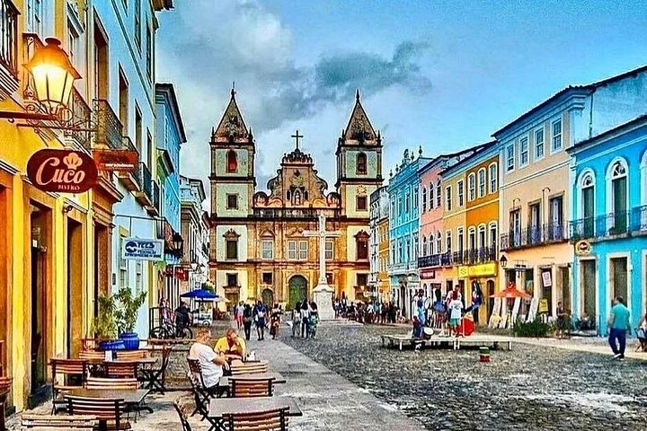 Largo do Pelourinho mit der Kirche Nossa Senhora do Rosário dos Pretos im Hintergrund