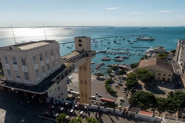 Vue de l’Elevador Lacerda, de la Ville Basse et du port
