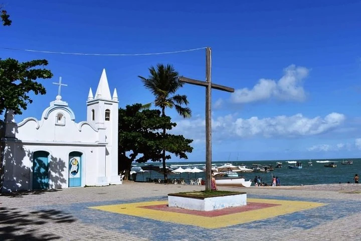 Kirche São Francisco de Assis am Meer in Praia do Forte