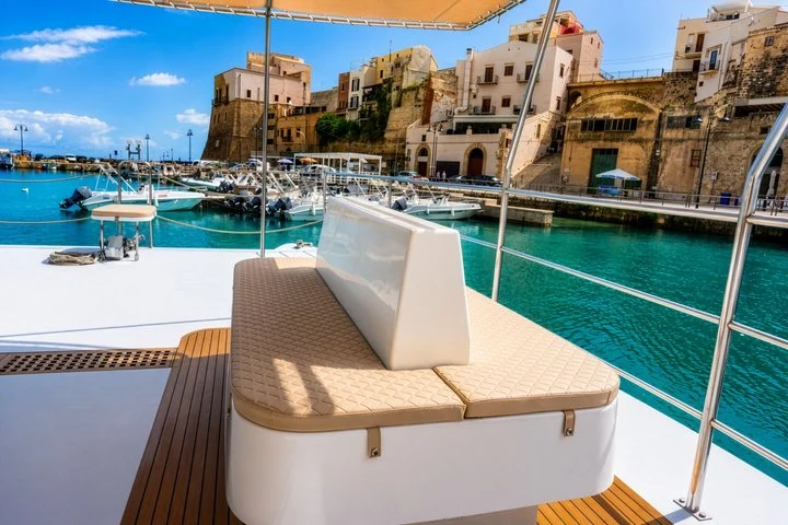 Pont d’un catamaran et quai du port de Castellammare del Golfo