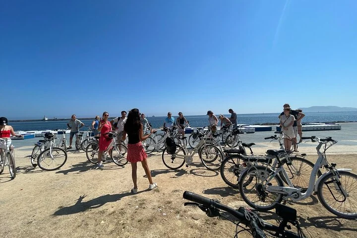 Groupe avec des vélos près du front de mer de Palerme