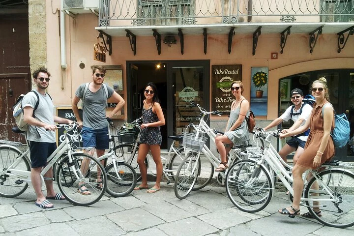 Participants avec des vélos devant le bureau de circuits de Palerme