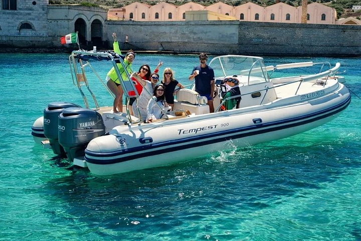 Canot avec des visiteurs devant l’ancienne tonnara Florio de Favignana