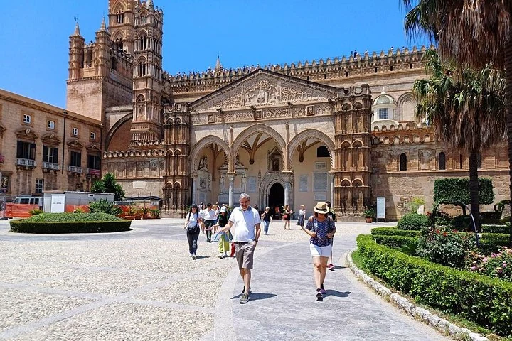 Visiteurs devant le portique de la cathédrale de Palerme