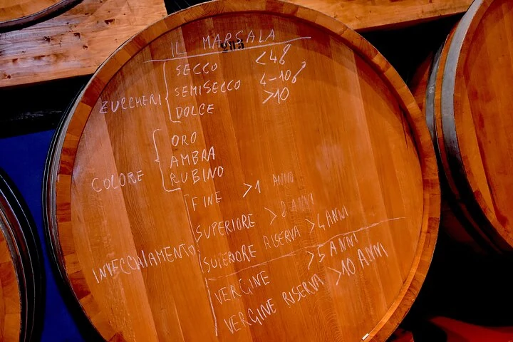 Fût avec des annotations sur les types de vin Marsala à la cave Alagna