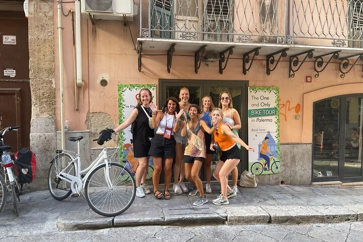 Groupe près de vélos et d’un panneau de circuits à Palerme