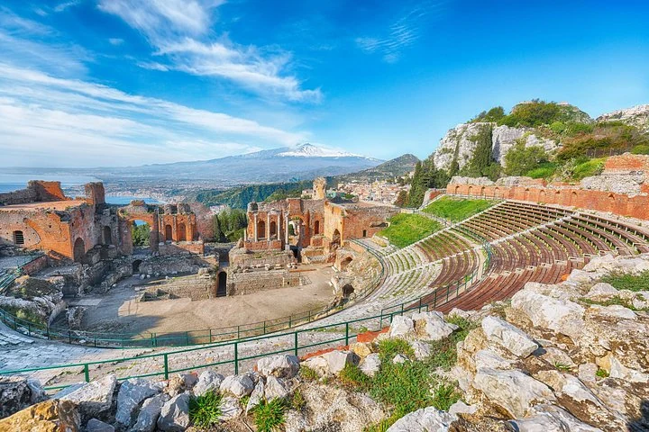 Gradins et ruines du théâtre antique de Taormine avec l’Etna au loin