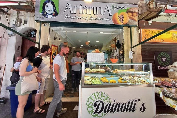 Vitrine de spécialités et enseigne d’une friggitoria à Palerme