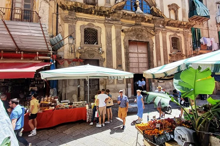 Étals de fruits sous des auvents dans un marché historique de Palerme