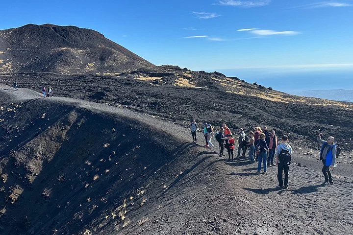Groupe marchant sur un sentier de cendres volcaniques sur l’Etna