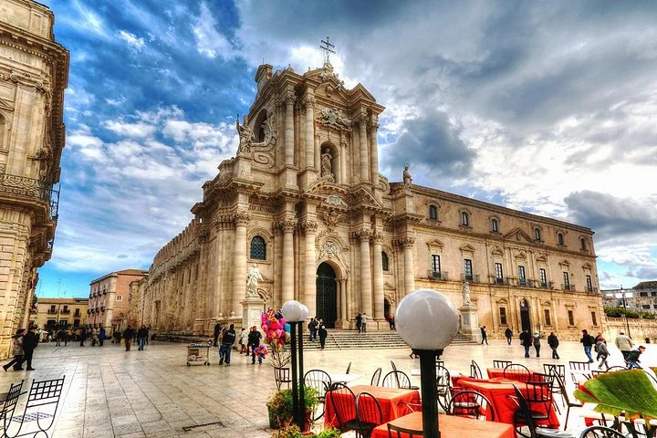 Façade de la cathédrale de Syracuse et terrasses sur la Piazza Duomo d’Ortygie