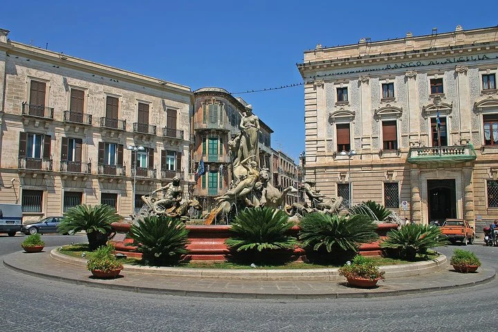 Fontaine de Diane et bâtiments de la Piazza Archimede d’Ortygie