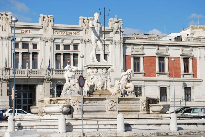 Fontaine de Neptune avec son trident devant le Palazzo del Governo de Messine