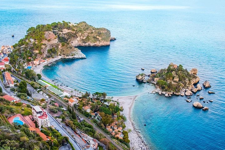 Isola Bella et son isthme de plage vus depuis la côte de Taormine
