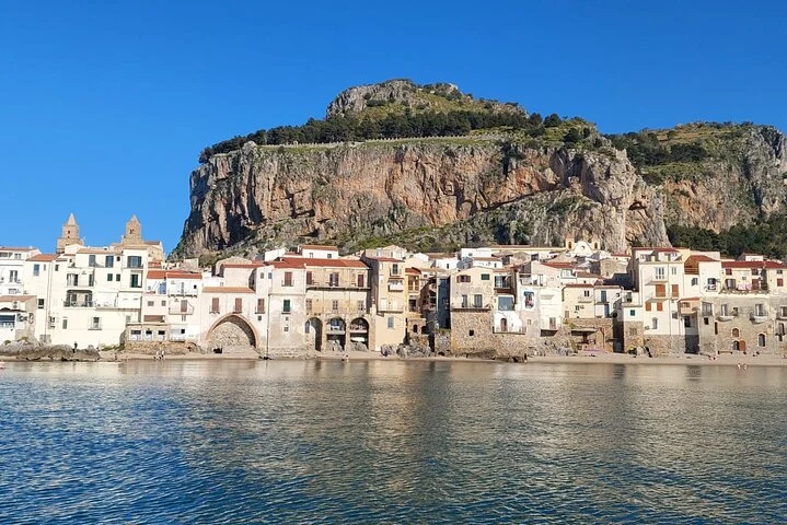 Maisons du front de mer de Cefalù sous la Rocca, vues depuis la mer