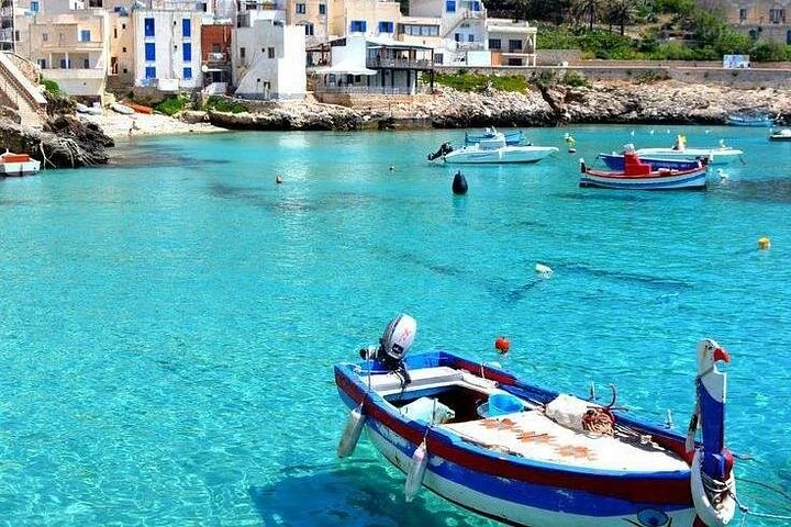 Barques de pêche et maisons blanches près du port de Levanzo