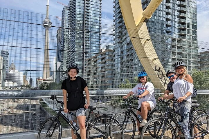Ciclistas cerca de la CN Tower y de las vías elevadas de Toronto