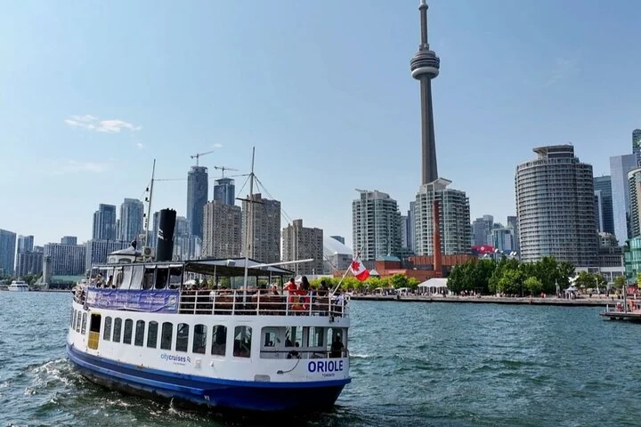 Barco de paseo frente al horizonte de Toronto y la CN Tower