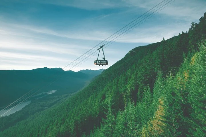 Une cabine de téléphérique survole un versant boisé de Grouse Mountain, à North Vancouver, hors de la ville de Vancouver.