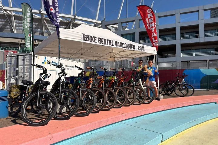 Elektrofahrräder unter einem Verleihzelt neben dem BC Place in Vancouver.