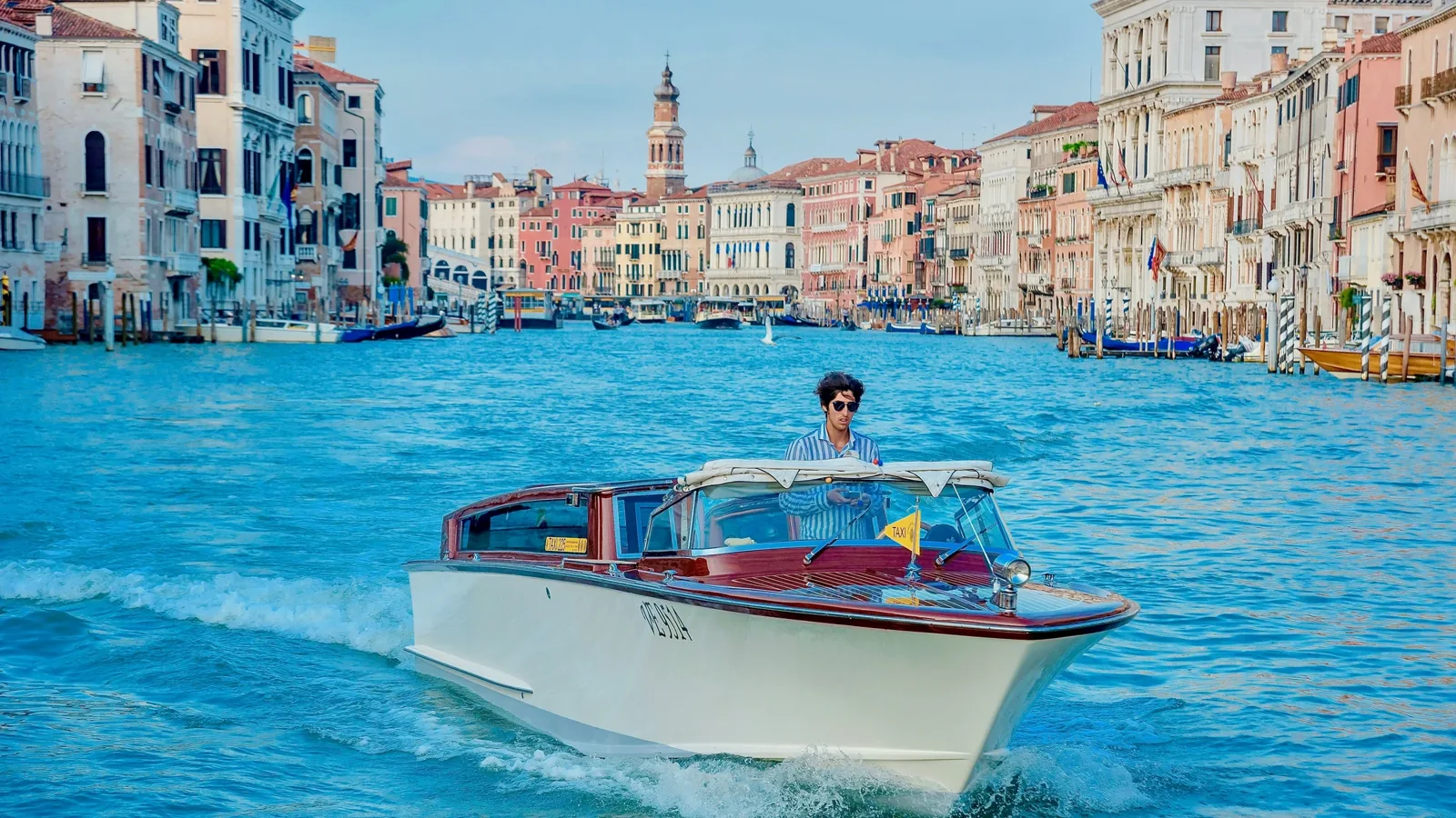 Taxi aquatique naviguant sur le Grand Canal de Venise