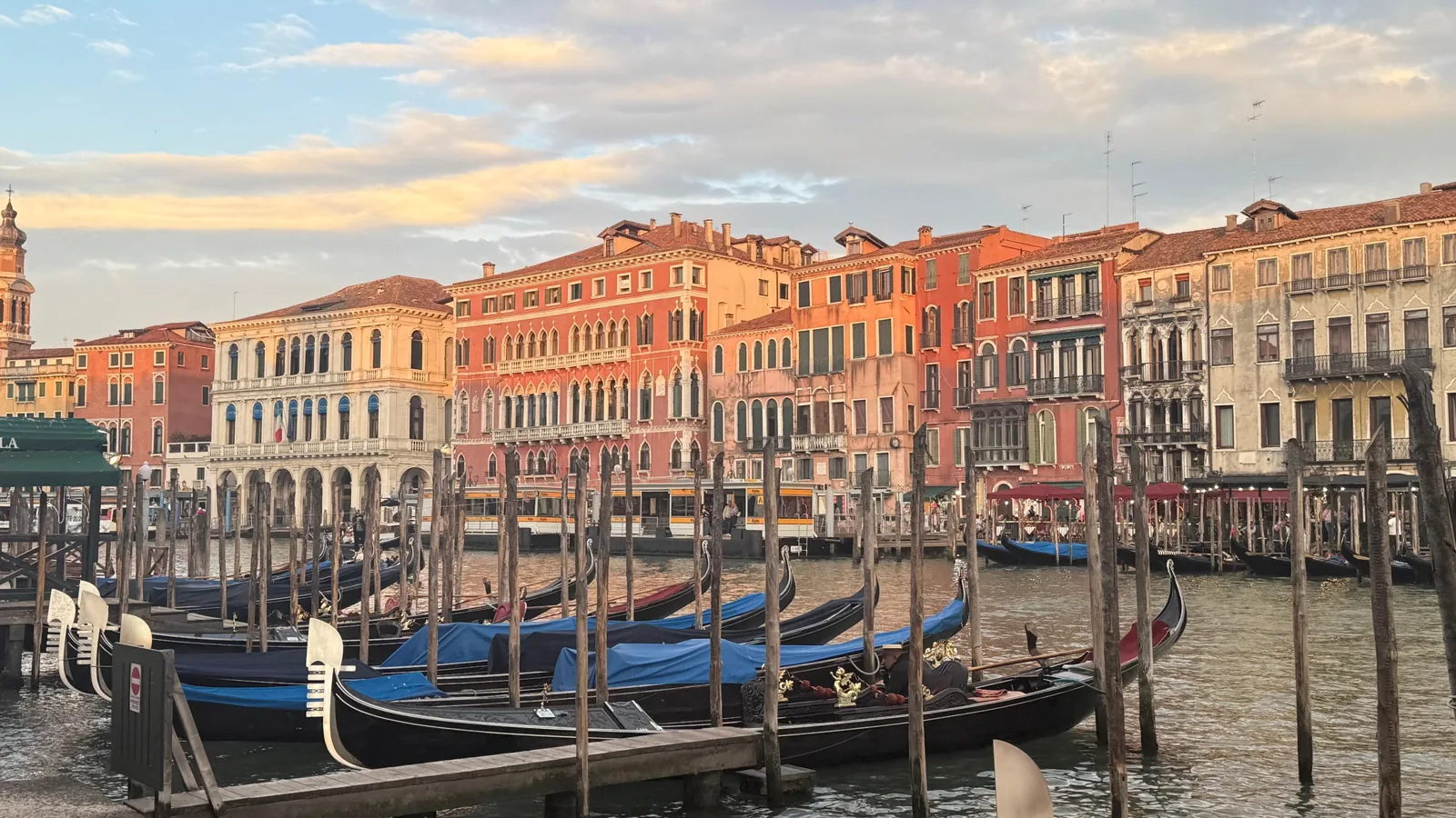 Góndolas amarradas junto al Gran Canal de Venecia