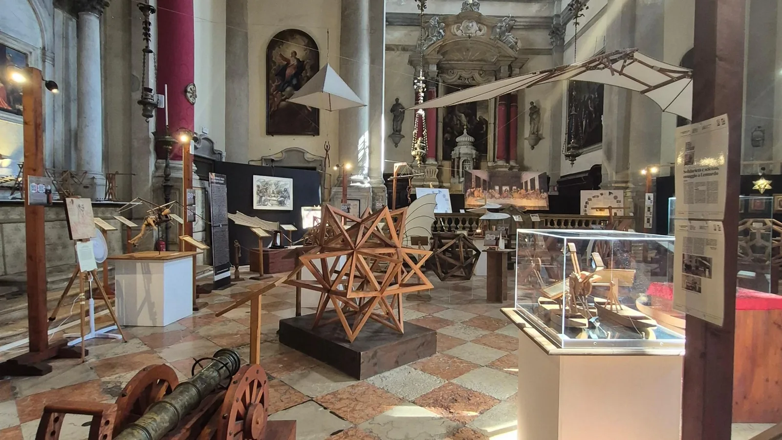 Leonardo da Vinci machines on display
