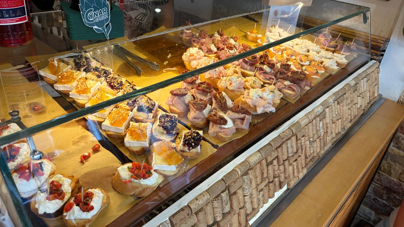 Vitrina de cicchetti en un local de Venecia, sin barrio identificado