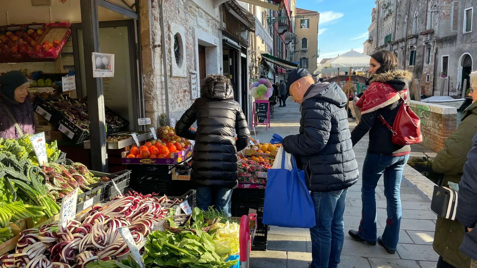 Menschen an einem Obst- und Gemüsestand in Venedig