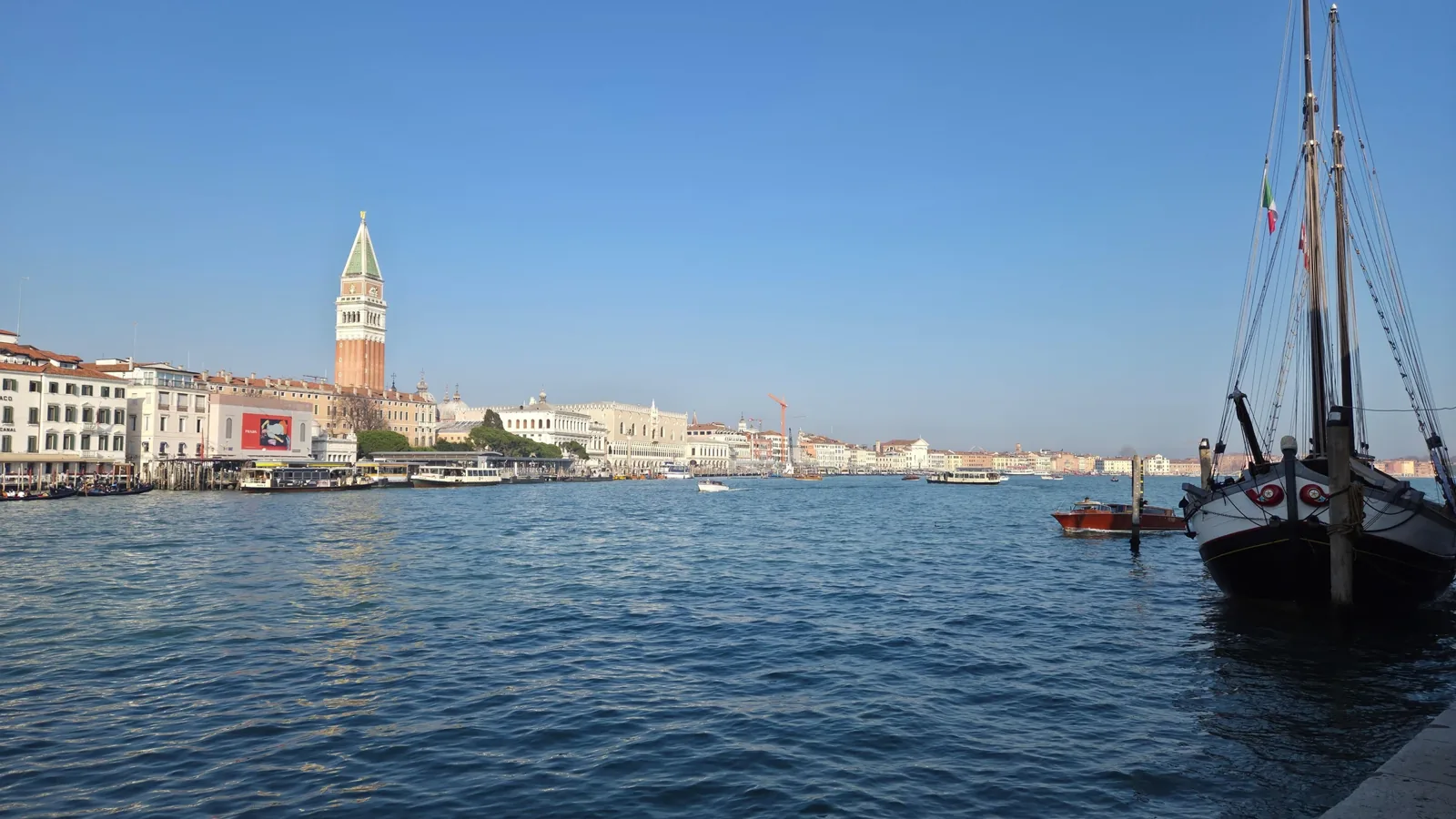 San Marco von der Lagune Venedigs aus, mit Booten auf dem Wasser